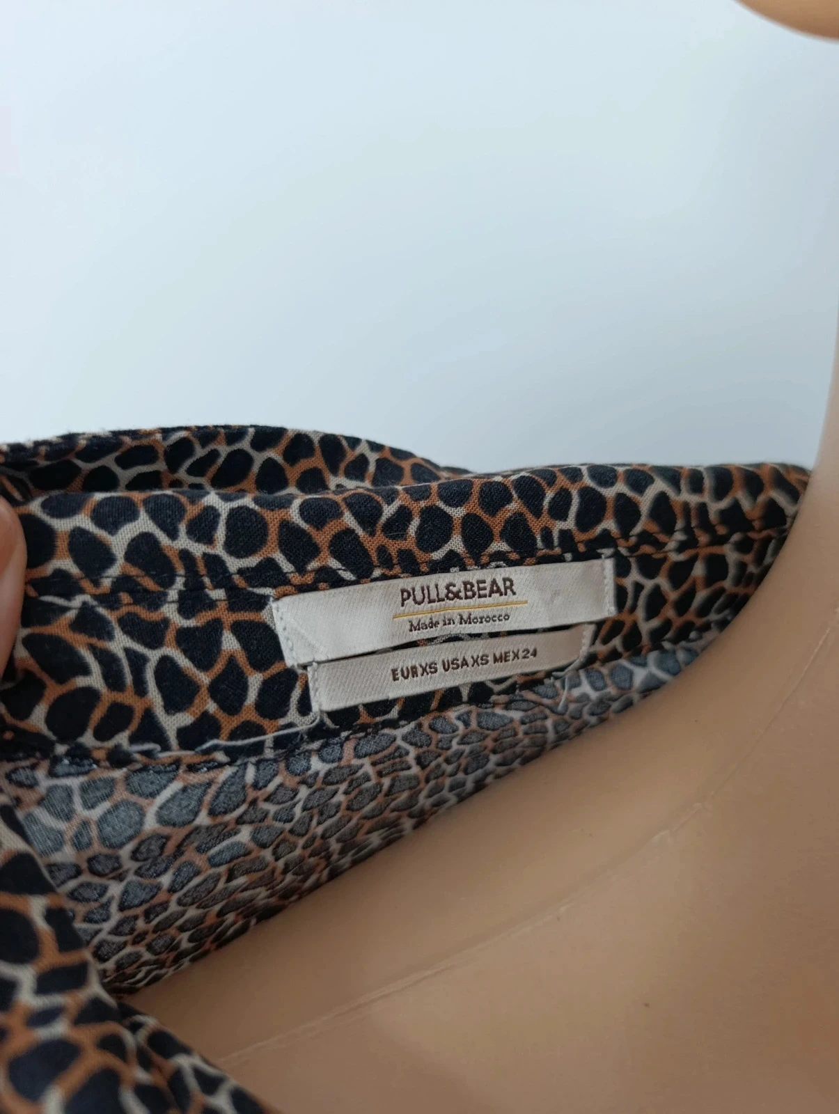 Blusa Pull&Bear XS con estampado animal 100% viscosa mangas largas – photo 9